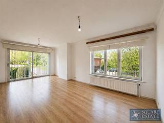 Square Estate presenteert u dit prachtige appartement met twee slaapkamers, gelegen in het hart van Merchtem in een klein appartementencomplex met...