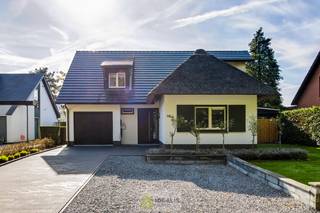 <strong>Een sfeervol huis met karakter, een eigentijdse indeling, met slaapkamer en badkamer op de begane grond, 4 slaapkamers en badkamer op de 1<sup>e</sup> verdieping, een riante open leefruimte voorzien van parketvloer en doorkijkhaard, volledig in contact met de prachtig aangelegde tuin! De villa is uniek gelegen met zicht op bossen aan de voorzijde, en een zuidelijk georiënteerde achtertuin, tevens vlakbij heerlijke fietspaden naar het centrum van Pelt en het centrum van Achel, dit alles in een residentiële omgeving. In de achtertuin zijn er 3 prachtige bijgebouwen (buitenkeuken/wellness (hottub)/bergruimte). Door haar centrale ligging is ook de NL-grens vlot bereikbaar en heeft men in enkele minuten toegang tot de snelweg. Een unieke kans voor zij die zoeken naar een karaktervol, doch volledig up to date en klassevol afgewerkt huis op een gegeerde locatie!</strong><br /><br /><strong>LIGGING: </strong><br />Prachtig gelegen in een residentiële buurt, met bossen aan de overkant, en een zuidelijke oriëntatie aan de achterzijde. Door haar centrale ligging is men in enkele minuten in hartje Pelt, doch ook direct in het mooie Achel. Fietspaden maken de verbinding vlekkeloos vanuit een bijzonder groen kader. Verder is men binnen een 10-tal minuten verwijderd van de NL-grens en de snelweg Noord/Zuid. De perfecte combinatie van riant wonen in het groen, zonder in te boeten aan bereikbaarheid!<br /><br /><strong>INDELING: </strong><br /><strong>Gelijkvloerse verdieping: </strong><br />- Charmante ontvangsthal met natuurstenen vloer, gastentoilet en vestiaire – kantoor – slaapkamer – badkamer (voorzien van bad, douche en wastafel) – prachtig lichtrijke woonkamer met overvloedig daglicht, vloer afgewerkt in parket en een centraal geplaatste doorkijkhaard – open keuken (recent vernieuwde keukenapparatuur) – achterinkom/wasplaats – inpandige garage (voorzien van automatische sectionaal poort met afstandsbediening en codeklavier) -<br /><br /><strong>1<sup>e</sup> verdieping:</strong><br />- Centrale nachthal - slaapkamer 2  – slaapkamer 3 – slaapkamer 4 – slaapkamer 5 – badkamer voorzien van inloopdouche, lavabo en toilet -<br /><br /><strong>Zolderverdieping:</strong><br />- Nette zolder overheen de bovenverdieping – bereikbaar via uitschuiftrap op overloop -<br /><br /><strong>Tuin: </strong><br />- Uitzonderlijk gelegen perceel, bos aan overzijde, zuidelijk georiënteerde achtertuin in volle privacy – 3 prachtige bijgebouwen (niet vergund) – bijgebouw 1 ingericht als buitenkeuken voorzien van alle comfort – bijgebouw 2 voorzien van hottub met overdekt terras en tuinberging – bijgebouw 3 in gebruik als fietsenstalling / berging – perceel volledig omsloten, perfect aangelegde tuin omheen de villa – ruimte voor het parkeren van meerdere wagens -<br /><br /><strong>BIJZONDERHEDEN:</strong><br />- Karaktervolle instapklare villa<br />- Volledig gerenoveerd in 2011<br />- Radiatoren zowel op gelijkvloers als op verdieping (aardgas)<br />- Airconditioning op overloop 1<sup>e</sup> verdieping<br />- 5 slaapkamers (waarvan 1 op gelijkvloers)<br />- 2 badkamers (waarvan 1 op gelijkvloers)<br />- Kantoorruimte op gelijkvloers<br />- Charmante inkomhal met natuurstenen vloer<br />- Woonkamer voorzien van parket en haard<br />- Prachtig aangelegde tuin georiënteerd op het zuiden<br />- 3 knap afgewerkte bijgebouwen (niet vergund)<br />- Unieke ligging<br />- Prachtige fietspaden vlakbij om centra van Pelt en Achel te ontdekken<br />- Centraal gelegen tussen Hamont en Achel, vlakbij NL-grens<br /><br /><strong>Stedenbouwkundige Inlichtingen:</strong><br />Bouwvergunning - Woongebied met landelijk karakter, natuurgebieden- Geen dagvaarding - Geen voorkooprecht – Verkavelingsvoorschriften<br /><br /><strong> EPC</strong>: 244kWh/(m²jaar)<strong> met certificaatcode: </strong>20261008-0003971259-RES-1<br /><br /><strong>O-peil:</strong> niet overstromingsgevoelig<br />P-score: A<br />G-score: A<br /><br /><strong>Benieuwd naar deze woning? Ons IDEALIS Team geeft U met plezier en steeds vrijblijvend de nodige informatie via e-mail , ter plaatse of op onze kantoren in Peer en Pelt.<br />Wenst U advies omtrent uw eigen woning? Graag plannen wij vrijblijvend met U een afspraak in om onze expertise met U te delen, steeds tot Uw dienst!!<br />Neem contact op met IDEALIS VASTGOED op 011/515 565 of mail naar info@idealisvastgoed.be!</strong><br /><br /> 