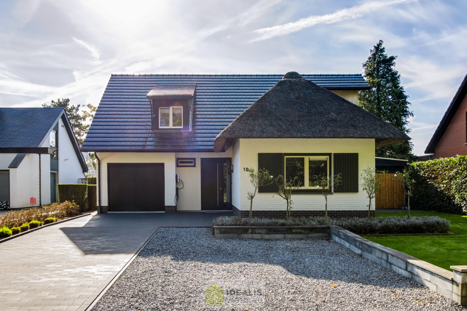 IDEALIS VASTGOED – EEN HUIS OM VERLIEFD OP TE WORDEN! DEZE PRACHTIGE INSTAPKLARE (LEVENSBESTENDIGE) VILLA MET EEN HEERLIJKE LICHTRIJKE LEEFRUIMTE VOORZIEN VAN EEN OPEN KEUKEN, 5 SLAAPKAMERS, 2 BADKAMERS, EEN PERFECT AANGELEGDE TUIN IN ALLE PRIVACY, UITGER - foto 2