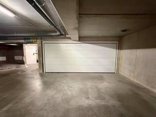 Grand garage double (2 voitures) situé en haut de la colline, avec porte sectionnelle. Pour ceux qui savent se décider rapidement. Idéal pour ceux qui recherchent un espace de rangement ou un parking dans un emplacement de choix à Oostduinkerke.