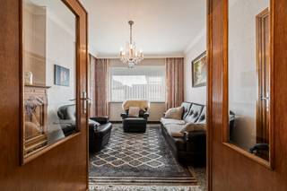 Ledegem-centrum. Sterk gebouwde half open bebouwing met 3 slaapkamers, bijgebouw en extra mogelijkheden. Perceel +/- 346m2. Te vernieuwen !Dichtbij...