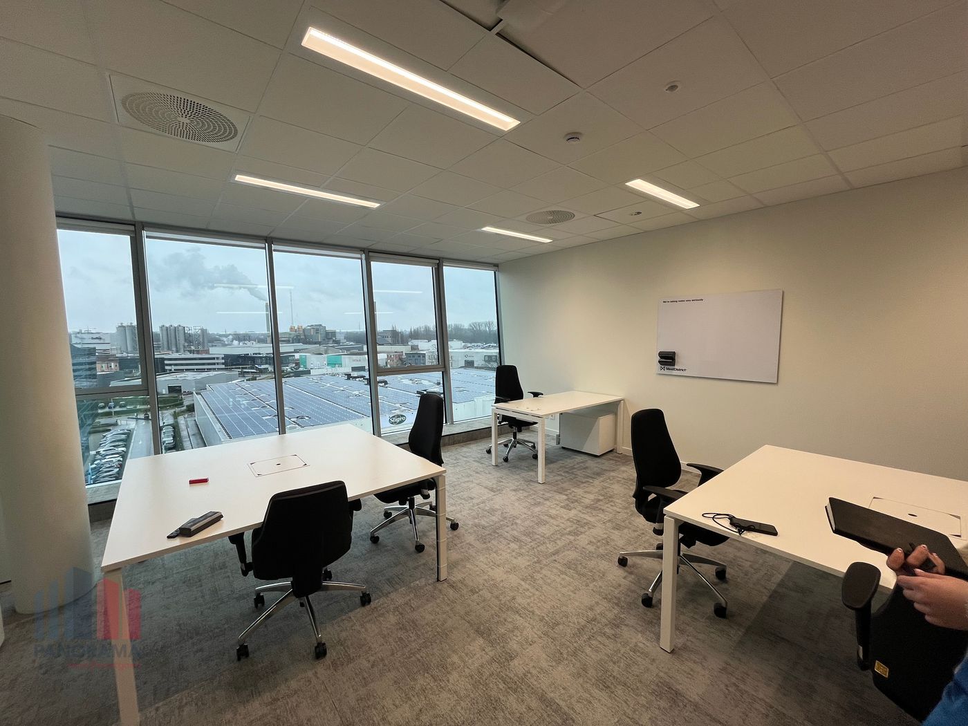 Bureaux tout compris dans un emplacement de choix avec vue panoramique sur le terrain de football ! - photo 4