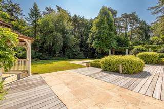 <strong>Op een van de meest prestigieuze lanen voor het dorp van Schilde, vindt u deze charmante, instapklare en lichtrijke riet gekapte villa met verwarmd zwembad . Gelegen op een magnifiek perceel van 3.750m², omgeven door groen en toch centraal nabij de dorpskern biedt deze eigendom een uitzonderlijke combinatie van rust en comfort.</strong><br /><br />Bij binnenkomst via de INKOMHAL op prachtige Franse marmer treft u een apart GASTENTOILET en een VESTIAIRE. Een dubbele deur leidt naar de ruime en lichtrijk WOONKAMER met gashaard en de indrukwekkende LEEFRUIMTE, opgedeeld in een ZITHOEK, SALON en EETKAMER, allen op PARKETVLOER. Dankzij de grote glazen ERKERS en raampartijen geniet u van een panoramisch zicht op de TUIN, de aangelegde TERRASSEN en het verwarmd zwembad. <br />Aansluitend aan de leefruimte betreedt u via een dubbele glazen deur in smeedijzer de volledig geïnstalleerde lichtrijke LEEFKEUKEN met kookeiland, ontbijthoek, veel opbergkasten en moderne Miele-toestellen.<br />Een apart BUREAU met aparte inkom en een WELLNESS op polybeton met douche, sauna, wastafel, toilet en bovenliggende relaxruimte maken van deze villa een exclusieve parel.<br /><br />Er is tevens een dubbele GARAGEBOX met ingemaakte kasten en automatische toegangspoort. Daarnaast is er een ruime oprit met plaats voor meerdere wagens.<br /><br />Een elegante houten trap leidt via de inkomhal naar de eerste verdieping. De overloop op parket geeft toegang tot de verschillende slaapkamers en apart toilet.<br />De MASTERBEDROOM heeft een ensuite walk-in DRESSING en ingerichte BADKAMER voorzien van een ligbad, inloopregendouche, dubbele wastafel in een meubel, een toilet en een handdoekdroger . Een tweede ruime SLAAPKAMER met ingemaakte kasten en DOUCHEKAMER en de derde SLAAPKAMER met ingemaakte kasten en een badkamer met een ligbad, douche en lavabo in een meubel. <br /><br />Geniet in alle privacy van de zonnige tuin met verschillende aangelegde TERRASSEN, verwarmd zwembad en wellness. Deze buitenruimte biedt de perfecte setting voor ontspanning, zomerse barbecues en gezellige avonden. Beleef het ultieme vakantiegevoel zonder uw huis te verlaten.
<p>Tot slot beschikt de woning over een kelder voor extra bergruimte. <br /><br /></p>
<strong>BIJZONDERHEDEN: </strong><br />* Charmante villa met rieten dak op prachtig perceel 3.750m² <br />* Overal dubbele beglazing aanwezig (deels inbraakwerend glas), alarm, asbestveilig<br />* Verwarmd zwembad 11,5m x 4m <br />* Afzonderlijke diensteningang<br />* Inpandige dubbele garage, oprit voor meerdere wagens, kelder