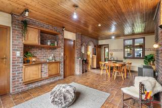 <span>Bent u op zoek naar een woning die u helemaal naar uw hand kunt zetten?<br />Ontdek dan deze authentieke halfopen bebouwing gelegen aan de Koolmijnlaan 255 in het levendige Heusden-Zolder.<br />Met een solide basis en uitbreidingsplannen die al zijn opgevraagd bij de gemeente, biedt dit pand u de kans om uw droomhuis te creëren.</span><br /><span>Interesse? Neem contact op 0460 96 70 74</span><br /><br /><span><strong>Totaalrenovatieproject:</strong> <br />Maak van deze woning met een EPC-klasse F uw eigen milieuvriendelijke thuis door middel van een grondige renovatie.</span><br /><br /><span><strong>Ruimte en Potentieel:</strong> <br />De woning beschikt over drie slaapkamers en biedt daarmee voldoende ruimte voor gezinnen.<br />Verder zijn de voorschriften opgevraagd voor zowel een uitbreiding op de gelijkvloers als op de eerste verdieping, waardoor u extra woon- of werkruimte kunt toevoegen.</span><br /><br /><span><strong>Locatie:</strong> <br />Gelegen nabij cruciale verkeersaders E313/E314 zorgt voor een snelle verbinding met omliggende steden en regio's.<br />Winkels, het bruisende centrum en scholen bevinden zich op korte afstand, wat de Koolmijnlaan tot een ideale locatie maakt.<br />De goede bereikbaarheid met openbaar vervoer maakt deze locatie compleet.</span><br /><br /><span><strong>Externe Mogelijkheden:</strong> <br />De praktische oprit naast de woning leidt tot de mogelijkheid voor het bouwen van een garage - perfect voor de doe-het-zelver of als extra opslagruimte.</span><br /><span>Dit huis is uitermate geschikt voor de creatieve verbouwer die op zoek is naar een woning met karakter en potentieel.<br />Ziet u zichzelf al zitten in deze charmante woning, omgetoverd tot een modern en comfortabel thuis? Neem dan snel contact op met 0460 96 70 74 </span><br /><span>Voor meer details over dit unieke renovatieproject en de mogelijkheden die het te bieden heeft, nodigen wij u uit voor een bezichtiging </span><br /><span>Pak deze kans en neem contact op om een afspraak te maken. Transformeer Koolmijnlaan 255 in het huis van uw dromen!</span><br />