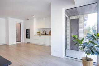 <ul>
<li>Dit gerenoveerd drie slaapkamer is gelegen langs de <strong>Alfons Pieterslaan</strong> te Oostende.</li>
<li>Het appartement is gelegen op de <strong>2<sup>e</sup> verdieping</strong>.</li>
<li>In 2025 heeft dit appartement een <strong>totaalrenovatie</strong> genoten met zeer kwalitatieve materialen!</li>
<li>De leefruimte beschikt over een zeer veel <strong>natuurlijke lichtinval.</strong></li>
<li>De indeling is als volgt: inkom, leefruimte met open keuken, <strong>drie slaapkamers</strong>, badkamer, toilet, berging en terras.</li>
<li>Gezien de riante oppervlakte kan dit appartement perfect dienen als woonappartement of riant tweede verblijf.</li>
</ul>