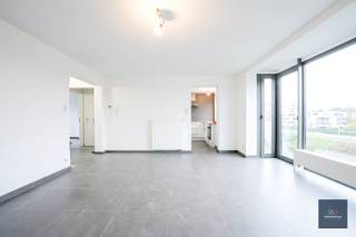 Ga naar www.makelaarshuys.be, te huur en schrijf u in voor de bezoekdag .Huurprijs 775 euro appartement + 40 euro algemene kost.Exclusief: EGW +...