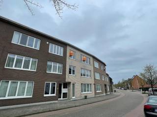 ***BEZOEKEN MET KANDIDAAT-HUURDERS WORDEN ENKEL INGEPLAND NA ONTVANGST VAN EEN VOLLEDIG INGEVULDE HUURDERSINFORMATIEFICHE. AFSPRAKEN KUNNEN DUS NIET TELEFONISCH GEMAAKT WORDEN. DE INFORMATIEFICHE KAN U DOWNLOADEN BIJ HET BETREFFENDE PAND OP WWW.ECHOVASTGOED.BE***<br /><br />
<p><span>Modern 2-slaapkamerappartement in het levendige centrum van Oud-Turnhout</span></p>
<p><span>Bent u op zoek naar een comfortabel en instapklaar appartement op een uitstekende locatie? Dan is dit ruime 2-slaapkamerappartement in het bruisende centrum van Oud-Turnhout zeker een bezoek waard.</span></p>
<p><span>Het appartement combineert modern wooncomfort met een centrale ligging op wandelafstand van winkels, horeca en openbaar vervoer.</span></p>
<p><span>Bij het binnenkomen betreedt u een ruime inkomhal met apart gastentoilet. De lichtrijke woonkamer met grote raampartij zorgt voor een aangename leefruimte met veel natuurlijk licht. Aansluitend bevindt zich de volledig uitgeruste keuken, die van alle comfort is voorzien. Verder is er ook een praktische berging aanwezig.</span></p>
<p><span>Het appartement beschikt over twee volwaardige slaapkamers, waarvan één toegang geeft tot een klein terras met berghok.</span></p>
<p><span>De ruime badkamer is modern ingericht en voorzien van een inloopdouche, wasmeubel, toilet en aansluiting voor de wasmachine.</span></p>
<p><span>Achteraan het gebouw bevindt zich bovendien een ruime speelweide voor kinderen, wat een extra troef vormt voor gezinnen of wie graag geniet van extra buitenruimte in een rustige omgeving.</span></p>