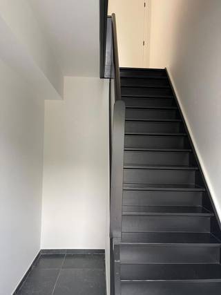 Prachtig gerenoveerd triplex-appartement met 2 slaapkamers en terras.Bij het centrum van Arendonk bevindt zich dit mooi gerenoveerde appartement dat...