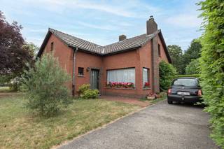 <p></p>
<p>In een rustige straat te Oostakker vinden we deze te renoveren villa met 4 slaapkamers terug. De woning is gelegen op een mooi perceel van 960 m², omringd door groen. Met een bewoonbare oppervlakte van 193 m² biedt dit pand heel wat mogelijkheden voor wie op zoek is naar een renovatieproject met veel potentieel op een toplocatie.</p>
<p>Op het gelijkvloers bevindt zich een inkomhal met apart toilet, 2 slaapkamers, een badkamer, een ruime en lichtrijke leefruimte, een grote keuken met eetplaats, een koele berging, een wasplaats en een garage.</p>
<p>Op de eerste verdieping bevinden zich nog eens 2 slaapkamers en een tweede badkamer met zitbad, douche, wastafel en toilet. Dankzij de grote raampartijen geniet de hele woning van veel natuurlijk licht. Mits de nodige renovatiewerken kan dit een echt juweeltje worden.</p>
<p>Buiten biedt de villa een groene oase met een goed onderhouden tuin, waar u geniet van optimale rust en privacy. De combinatie van de perceelgrootte, de ruimte en de ligging maakt deze eigendom een uitstekende opportuniteit.</p>
<p>Interesse? Vraag dan vandaag een bezoek aan.</p>
<p>Renovatieplicht: ja</p>