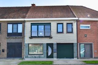 Deze charmante woning met een grote, goed geörienteerde tuin en ruime garage bevindt zich in een rustig gelegen buurt aan de stadsrand van Eeklo...