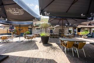 Reprise du restaurant rural De Koetshoeve à Adegem avec maison attenante et terrasse.Après 11 ans, les propriétaires ont décidé de relever un nouveau défi.Disposition : Salle de consommation et porche/salle de fête pour 110 personnes -terrasse spacieuse pour 100 personnes - parking (50 voitures) - Cuisine entièrement équipée - 1er V. : espace de vie composé d'un salon - chambre à coucher, d'une salle de bain avec WC et doucheLe menu comprend des classiques franco-belges. Avec le service chaleureux et amical, le confort des clients passe avant tout. De plus, le concept est très adapté aux enfants, en partie grâce à la présence d'équipements de jeu extérieurs tels qu'un trampoline et une tour de jeu. L'établissement est situé le long d'une importante piste cyclable.Très bonne réputation en ligne avec une note Google d'environ 4,4 étoiles (sur la base de 440 avis). Cela confirme le haut niveau de satisfaction des clients et la forte valeur marchande du concept actuel.