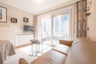 Uitermate aangename, bemeubelde studio met slaaphoek te huur op jaarbasis in de residentie Apollo 2, centraal gelegen te Nieuwpoort-Bad.<br />Ideaal voor al wie wil genieten van wat deze bruisende badstad te bieden heeft.<br />De studio kan zowel als vaste woonplaats of als tweede verblijf gehuurd worden.<br />75 EUR voorschot op de syndicuskosten (voorschot water incluis) per maand.<br />EPC = 195 = label B