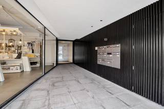 <p>Dit instapklaar 1-slaapkamerappartement gunstig gelegen op vijf minuten van Astene sas aan de Leie met natuurreservaat van Vosselare put en kasteel van Ooidonk, een paradijs voor wandelaars.</p><p>Dit appartement is ook ideaal gelegen nabij winkels, openbaar vervoer en belangrijke verbindingswegen.</p><p></p><p>Het appartement verwelkomt u in een ruime leefruimte met open keuken, wat zorgt voor een aangenaam en open woongevoel.</p><p>De volledig geïnstalleerde keuken is voorzien van de nodige toestellen en biedt alle comfort voor dagelijks gebruik.</p><p>Via de leefruimte heeft u toegang tot het ruim zuidoost gericht terras, waar u kan genieten van de zon van 's morgens 9.00h tot in de late namiddag - een absolute meerwaarde voor wie houdt van licht en buitenruimte.</p><p></p><p>Verder beschikt het appartement over een badkamer met moderne inloopdouche en lavabo, aparte bergruimte/wasplaats en een apart gastentoilet.</p><p></p><p>Als extra troef is er een autostaanplaats in de ondergrondse parking optioneel bij te kopen voor 19.500 euro, wat zorgt voor comfortabel en veilig parkeren.</p><p>Dit appartement is perfect voor starters, alleenstaanden of investeerders die op zoek zijn naar een interessante opportuniteit in Astene.</p>