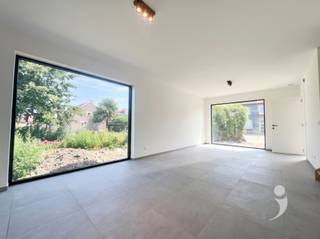 <p><span>Bijzonder energiezuinige nieuwbouwwoning te Wilsele.</span></p><p><span> </span></p><p><span>Deze gloednieuwe woning heeft 4 slaapkamers, een volledig uitgeruste keuken en badkamer. Deze biedt u niet alleen optimaal comfort maar ook een lage energiefactuur.</span></p><p><span>Daar er bijzonder veel rekening wordt gehouden met optimalisatie van het leefmilieu (verwarming, ventilatie, isolatie...) bekomt men een zeer streng E-peil </span></p><p><span>Ook de indeling van de woning is bijzonder praktisch. De gelijkvloerse verdieping is voorzien van een handige inkomhal met gastentoilet, grote leefruimte en open keuken met kookeiland (uitgerust met Miele toestellen). De berging biedt extra opbergruimte.</span></p><p><span> </span></p><p><span>De bovenverdieping is bereikbaar via een mooi afgewerkte eiken trap. Dankzij de 4 slaapkamers is er aan slaap-/hobby-/thuiswerkruimte geen gebrek!</span></p><p><span>Deze verdieping geniet ook van een apart toilet. De badkamer is volledig afgewerkt met een douche, ligbad en dubbele wastafel.</span></p><p><span> </span></p><p><span>Het dak is voorzien van zonnepanelen en de woning is voorzien van een thuis batterij. </span></p><p><span>Verwarming a.d.h.v. een lucht/lucht-warmtepomp. Warm water via een warmtepomp boiler.</span></p><p><span>Vooraan de woning is er parkeerplaats de wagen voorzien en er is een laadpaal aanwezig voor elektrische wagens. </span></p><p><span>Daarnaast is er uiteraard ook nog een waterput aanwezig.</span></p><p><span> </span></p><p><span>De woning is onmiddellijk beschikbaar voor korte duur huurovereenkomsten.</span></p><p><span>De tuin zal later dit jaar aangelegd worden. Deze is voorzien van een fijn terras en een mooi stuk tuin met grasplein dat makkelijk te onderhouden is. Er is reeds een tuinhuis voorzien.</span></p><p><span>Interesse in deze nieuwbouw woning? vraag uw bezoek aan via onze website!</span></p><p><span> </span></p>