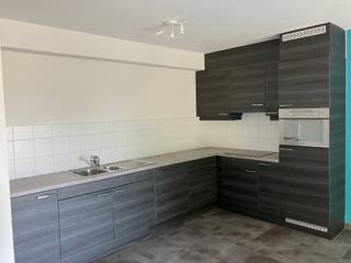 Zeer mooi appartement met 1 slaapkamer in residentieel project "De Schalk", uitzonderlijk gunstig gelegen nabij kruising A12 Brussel-Antwerpen en N16 Mechelen-Dendermonde, hartje Vlaamse Ruit. Bevindt zich in de buurt van winkels, scholen, station, commercieel centrum, ...<br />Het appartement op de 1ste verdieping heeft een ruime leefruimte met toegang tot terras en met volledig ingerichte open keuken voorzien van koelkast, oven, keramische kookplaat en dampkap. Ruime slaapkamer met aangrenzende badkamer voorzien van ruime inloopdouche, toilet, lavabomeubel met spiegelkast. Berging voorzien voor wasmachine en droogkast (condens). Apart gastentoilet.<br />Badkamer, deuren en toegang tot terras zijn voorzien voor eventuele mindervallieden.<br />Gemeenschappelijke delen met inwonende conciërge, grote foyer, bibliotheek, zithoek met tv, fitnessruimte (vrij te gebruiken). <br />gemeenschappelijke kosten bedragen 110 euro/maand. Voor de collectieve verwarming en water wordt er maandelijks een voorschot gevraagd van 115 euro en jaarlijks een afrekening.<br />In het gebouw is er eveneens een kapsalon, dokterspraktijk en restaurant voorzien, deze zitten echter niet mee in de gemeenschappelijke kosten.<br />Verkoop onder registratie (12%) zo bespaart u 9%BTW !!!!<br />Een ondergrondse parkeerplaats kan mee aangekocht worden voor de prijs van €18.000 (deze is niet in de prijs van het appartement inbegrepen) de staanplaats wordt eveneens verkocht onder registratie (12%).<br />Een kelder van 5m² kan mee aangekocht worden aan een prijs van 5.000 euro<br />Aarzel niet en neem contact op voor een bezoek ter plaatse 0495/23 08 22.<br />Het appartement is op dit ogenblik verhuurd dus opbrengst vanaf dag 1