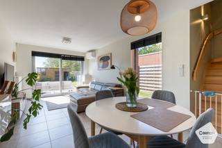 ENERGIEZUINIGE TIJDLOZE RECENTE WONING ( BOUWJAAR 2021) op zeer AANGENAME LOCATIE MET ZICHT OP DE VELDEN. Deze INSTAPKLARE woning bestaat uit volgende indeling: inkom, apart hangtoilet met fonteinset, OPEN volledig ingerichte keuken en ZONNIGE leefruimte met zicht op de tuin, aan de keuken is er een PRAKTISCHE bergruimte /wasplaats met extra wastafel. Op de eerste verdieping zijn er 3 MOOIE slaapkamers, PRACHTIGE badkamer met inloopdouche, Ligbad & Wastafel in meubel en hangtoilet. Op de tweede verdieping is er nog volledig geïsoleerde zolder te bereiken met een schuiftrap waar er een 4de slaapkamer aanwezig is. Mooi terras en AANGELEGDE ZUIDGERICHTE tuin met vijver , prachtig tuinhuis en met open zicht OP DE VELDEN MET OPEN ZICHT OP DE VELDEN & prachtig tuinhuis. De woning heeft veel troeven:<strong> 8 zonnepanelen</strong>, <strong>Aircosysteem</strong>, <strong>Regenwaterput van 5000 liter</strong>, <strong>Alarmsysteem & Camerasysteem</strong>. <strong>Inpandige GARAGE</strong> met automatische poort & Centrale ligging nabij de autosnelweg. Deze woning kan gekocht worden onder het registratiestelsel. Er is tevens ook een mooie oprit en voldoende parkeerplaats. Laat zo’n mooie kans niet voorbijgaan! <strong>Energielabel A!</strong><br /><br /><u><strong>Gelijkvloers:</strong></u>
<ul>
<li>Inkom met apart hangtoilet;</li>
<li><strong>Open volledig </strong>ingerichte keuken;</li>
<li>Zonnige leefruimte met zicht op de tuin;</li>
<li>Praktische bergruimte/wasplaats met extra wastafel;</li>
<li><strong>Inpandige garage </strong>met automatische poort;</li>
<li><strong>Zonnige tuin & terras</strong> met tuinhuis, vijver en prachtig open zicht;</li>
</ul>
<strong><u>Eerste verdieping:</u></strong>
<ul>
<li>3 MOOIE SLAAPKAMERS;</li>
<li><strong>Prachtige badkamer</strong> met inloopdouche, ligbad en wastafel in meubel en hangtoilet;</li>
</ul>
<strong><u>Tweede verdieping:</u></strong>
<ul>
<li>Op de tweede verdieping is er nog een geïsoleerde zolder die kan dienen als 4de slaapkamer / bureau;</li>
</ul>
<strong><u>Troeven:</u></strong>
<ul>
<li><strong><u>8 zonnepanelen;</u></strong></li>
<li><strong><u>Aircosysteem;</u></strong></li>
<li><strong><u>Regenwaterput van 5000 liter;</u></strong></li>
<li><strong><u>Alarmsysteem & Camerasysteem;</u></strong></li>
<li><strong><u>Mooie oprit en voldoende parkeerplaats;</u></strong></li>
<li><strong><u>Toplocatie nabij alle verbindingen;</u></strong></li>
<li><strong><u>Energielabel A</u></strong></li>
</ul>
<br />Voor meer informatie of verdere vragen neem gerust contact op met: <strong>oostkamp@caenen.be</strong><br />