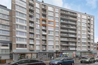 Doe een bod vanaf 149 000 euroCentrum van Brussel - BotanicTe moderniseren 1 slaapkamer appartement (58m²) op de 6de verdieping in de levendige Madouwijk omvattende: inkomhall, wc, keuken, woonkamer (21m²), 1 slaapkamer (10m²), balkon + bergingskamer op de 9de verdieping (11m²). Panoramisch zicht over de stad. Het appartement is verhuurd aan €850/maand lasten inb. Ideaal als investering of startersappartement. Voor een bezoek bel 054/34.34.34.