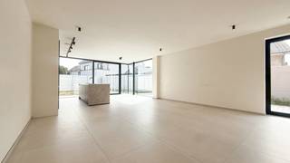 Bent u op zoek naar een kwalitatieve halfopen nieuwbouwwoning met een moderne uitstraling en een rustige, maar toch centrale ligging? Dan is deze woning aan de Steenstortstraat 4A in Koersel zeker een bezoek waard.<br /><br />Deze nieuwbouwwoning is rustig gelegen en toch bijzonder centraal, met scholen, winkels en openbaar vervoer op korte afstand. Dankzij de gunstige ligging combineert deze woning het comfort van een rustige woonomgeving met de praktische voordelen van een centrale locatie.<br /><br />De woning beschikt over 3 slaapkamers en werd afgewerkt met oog voor kwaliteit en detail. De keuken in een stijlvolle Japandi-look zorgt voor een warme en tijdloze uitstraling en sluit perfect aan bij de kwalitatieve afwerking van de woning.<br /><br />Op energetisch vlak voldoet deze woning aan de hedendaagse normen. Het EPB voorziet een maximum E-peil van E20. De woning wordt verwarmd via centrale verwarming op aardgas en beschikt bovendien over zonnepanelen, wat bijdraagt aan een energiezuinig en comfortabel woonklimaat.<br /><br />De vraagprijs van € 375.000 is als volgt samengesteld: € 100.000 voor de grondwaarde, waarop 12% registratierechten verschuldigd zijn, en € 275.000 voor de constructiewaarde, waarop 21% btw wordt aangerekend.<br /><br />Dankzij de kwalitatieve afwerking, de energiezuinigheid, de 3 slaapkamers en de centrale doch rustige ligging is deze woning ideaal voor wie op zoek is naar een instapklare nieuwbouwwoning.<br /><br />Pluspunten:<br />- Rustige én centrale ligging in Koersel<br />- Scholen, winkels en openbaar vervoer vlakbij<br />- 3 slaapkamers<br />- Kwalitatieve afwerking<br />- Stijlvolle keuken in Japandi-stijl<br />- Maximum E-peil E20<br />- Zonnepanelen aanwezig<br />- Instapklaar<br /><br />Maatregelen opgenomen in het Maatregelenregister: nee<br /><br />Bent u op zoek naar een kwalitatieve, energiezuinige nieuwbouwwoning met 3 slaapkamers op een rustige maar centrale locatie? Bel ons op 078/78.78.70, of kom gewoon binnen op ons kantoor, steeds welkom!