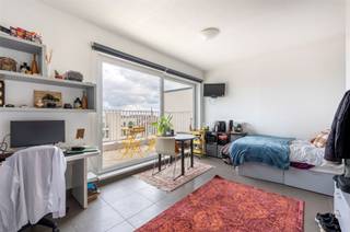 <p><span>Deze ruime penthouse studentenkamer is gelegen op de hoogste verdieping van een recent gebouw (bj 2013) op de Italiëlei, vlakbij Campus Noord van de AP Hogeschool en op wandelafstand van de Universiteit Antwerpen. </span></p><p><span> </span></p><p><span>De kamer is volledig bemeubeld en beschikt over een eigen badkamer met douche, lavabo en toilet. Daarnaast is er een aangenaam terras met oostelijke oriëntatie. </span></p><p><span> </span></p><p><span>In het gebouw zijn er meerdere gemeenschappelijke keukens en een grote gemeenschappelijke fietsenstalling. </span></p><p><span> </span></p><p><span>Momenteel is de kamer verhuurd tem 31 augustus 2025. </span></p>