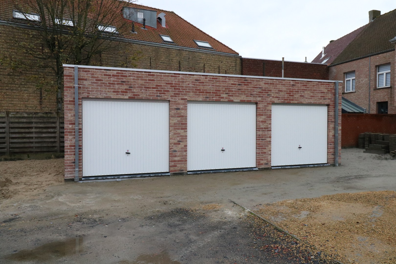 Garagebox vlakbij centrum van Koekelare op privaat terrein. Beschikbaar vanaf 1 augustus 2026.