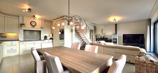 Voor een afspraak bel Kim 0473 72 33 62.Rustig, landelijk gelegen luxeappartement met 3 ruime slaapkamers en een groot zuid gericht terras ( 29 m² )...