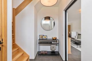 <p>Te koop: instapklare halfopen woning in Boortmeerbeek, op wandelafstand van het centrum.</p><p><br /></p><p>Deze instapklare woning, gebouwd in 2019, combineert kwalitatieve materialen met een doordachte indeling. Gelegen in een rustige doodlopende straat, geniet u van privacy en een veilige omgeving, terwijl alle voorzieningen en openbaar vervoer op wandelafstand liggen. Dankzij het EPC-label A is de woning energiezuinig en klaar voor de toekomst. Bij zonnige dagen is het heerlijk vertoeven in de volledig aangelegde tuin met tuinverlichting. De tuinberging zorgt weer voor extra opbergruimte of voor het plaatsen van fietsen.</p><p><br /></p><p>Belangrijkste ruimtes:</p><p>• Woonkamer met veel lichtinval en open keuken</p><p>• Moderne keuken met inductiekookplaat, dubbele spoelbak, vaatwasser, koelkast, oven en combi-oven</p><p>• Badkamer met douche, ligbad en dubbele wastafel in meubel</p><p>• Vier slaapkamers, waarvan één in gebruik als dressing met ingemaakte kasten</p><p>• Wasplaats met spoelbak, aansluitingen voor wasmachine en droogkast, waterverzachter en ingemaakte kasten</p><p>• Berging en zolder voor extra opslagruimte</p><p> </p><p>Troeven:</p><p>• Instapklare woning met kwalitatieve materialen</p><p>• Rustige ligging in een doodlopende straat</p><p>• Nabij centrum, treinstation en openbaar vervoer</p><p>Neem vandaag nog contact op met uw ERA-makelaar voor een bezoek.</p><p>JOUW DROOMHUIS. ZO GEVONDEN!</p>