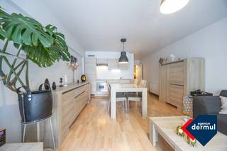 Ontdek dit smaakvol ingerichte appartement, gelegen op loopafstand van de zee en het centrum van Oostende. Dit appartement is gelegen op de tweede verdieping en heeft twee slaapkamers. Geniet van de charme van Oostende terwijl je profiteert van de vele voorzieningen in de buurt. Of je nu houdt van strandwandelingen, winkelen of culinaire ervaringen, hier heb je alles binnen handbereik! Dit appartement wordt gemeubeld verkocht onder het regime van erfpacht. Mis deze unieke kans niet! Maak nu een afspraak voor een bezichtiging en ontdek jouw nieuwe thuis aan de Belgische kust!