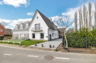 <p>Voor meer info of bezoek bel 02/884.23.26</p><p>Bent u op zoek naar een <strong>instapklare woning</strong> met prachtige <strong>tuin</strong> in een landelijke omgeving? Dan is deze gerenoveerde halfopen bebouwing precies wat u zoekt!</p><p>De woning werd <strong>volledig gerenoveerd in 2024</strong> en heeft een bewoonbare oppervlakte van <strong>ca. 170 m²</strong>. Verder beschikt ze op het gelijkvloers over een inkomhal, aangename leefruimte met open keuken en wasplaats. Op de verdieping bevinden zich 2 ruime slaapkamers (25m² en 15m²) beide voorzien van op maatgemaakte inbouwkasten, volledig uitgeruste badkamer met ligbad en inloopdouche en een dressing.</p><p>Dankzij de recente renovatie woont u hier in een hedendaagse, verzorgde woning met <strong>gunstig EPC-label D</strong>, volledig klaar voor de toekomst!</p><p>Een absolute troef is het <strong>uitzonderlijk perceel van 26a 99ca</strong>, dat tal van mogelijkheden biedt. Buiten vindt u een oprit aangelegd in blauwe hardsteen, <strong>garage</strong> en <strong>polyvalent bijgebouw</strong> dat gebruikt kan worden als studio, hobbyruimte, atelier of voor een vrij beroep.</p><p>Gelegen in woongebied met landelijk karakter, geniet u hier van een <strong>groene open omgeving</strong>, terwijl u zich toch in de dichte nabijheid bevindt van winkels, scholen, sportinfrastructuur, openbaar vervoer en belangrijke invalswegen.</p><p>Een unieke opportuniteit voor wie op zoek is naar een <strong>afgewerkte woning</strong> in een aangename leefomgeving. Stedenbouwkundige inlichtingen in aanvraag.  Geen maatregelen opgenomen in het maatregelenregister.</p>