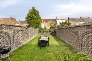 Ontdek deze unieke en statige burgerwoning gelegen aan de prestigieuze Koningin Elisabethlaan, een absolute parel in Kristus-Koning (Brugge)...