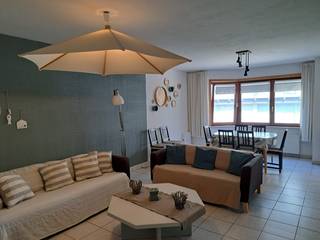 Appartement meublé et aménagé de façon moderne à louer à l'année.<br />Composition : Grand salon, 2 chambres dont 1 avec un lit double, 1 avec des lits superposés 1x2P, salon, terrasse à l'arrière, cuisine équipée avec lave-vaisselle et four à micro-ondes, salle de bains avec baignoire, douche et lavabo, WC séparés. 1er étage avec ascenseur.<br />Chauffage au gaz. Situé à 100 m de la digue.