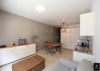 <p>Ground-floor studio located just 50 metres from the beach, quietly situated in Zwaluwenlaan – a wide side street within walking distance of shops and restaurants.</p>
<p>The studio offers a cosy living space with open-plan kitchen, dining area and practical storage options. The bathroom is fitted with a shower and toilet.</p>
<p>Additional assets include a private cellar and a spacious communal bicycle storage room.</p>
<p>EPC: 259 kWh/m²/year (C-label)<br /><br />property management fees: €50</p>