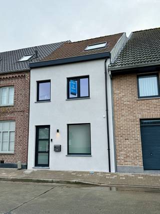 Energiezuinige totaalrenovatie (A) met 3 slaapkamers én zonnige tuin op een gunstige ligging (incl 8 zonnepanelen & vloerverwarming)Bent u op zoek...