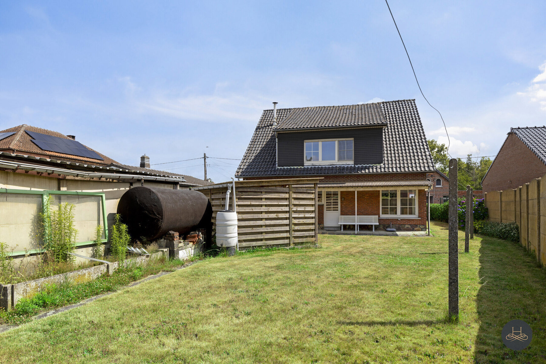 Ruime te renoveren woning met grote tuin en veel parking - foto 2