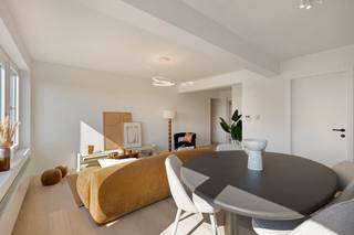 Op een steenworp van het strand ligt dit prachtig gerenoveerde appartement te koop. Dankzij de grote raampartijen geniet de leefruimte van een overvloed aan natuurlijk licht en een weids, open uitzicht. Met twee volwaardige slaapkamers – elk voorzien van een eigen ensuite badkamer – biedt dit pand luxe en privacy.Verder is het appartement gelegen vlakbij winkels, openbaar vervoer en het Heldenplein. Bovendien is dit appartement perfect geschikt voor vakantieverhuur, wat het een veelzijdige investering maakt.Indeling: - inkomhall met gastentoilet- lichtrijke leefruimte met zit- en eetplaats- open en volledig ingerichte keuken- twee volwaardige kamers telkens voorzien van ingemaakte kasten en hun eigen ensuite badkamer- berging met aansluiting voor wasmachine Daarnaast is nog een privatieve kelderberging inbegrepen. Mogelijkheid tot aankoop van een afgesloten garagebox, voorzien van elektriciteit en verlichting, op wandelafstand. Ideaal aanbod voor wie op zoek is naar een tweede verblijf, vaste woonst of investering in Knokke-Heist! Wenst u meer informatie of bezoek? Neem dan contact met onze expert woonvastgoed Arne Vandierendonck via 0493 25 35 85 of arne.vandierendonck@dewaele.com