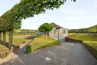 Deze goed onderhouden villa is gelegen langs de Meenseweg op 4 km van de markt van Ieper en met vlotte verbinding naar de A19 op een perceel van 1.496m².<br /><br />De villa is ingedeeld als volgt: <br />Een gelijkvloerse verdieping met royale inkomhal, gastentoilet, ruime lichtrijke leefruimte voorzien van eetplaats en zitplaats met gezellige houthaard, volledig ingerichte keuken, 3 slaapkamers waarvan 1 met dressing en een badkamer met inloopdouche, dubbel lavabomeubel en toilet. <br />Op het eerste verdiep kan je een nachthal en twee slaapkamers terugvinden.<br />In de kelderverdieping kan je een dubbele garage met twee sectionale poorten en verschillende bergruimtes/wasplaats terugvinden. <br /><br />Rondom de villa kan je genieten van een prachtige volledig afgesloten, zonnige tuin. De tuin is voorzien van verschillende terrassen waarvan één met pergola (lamellendak en screens). <br /><br />* mogelijkheid tot prachtig zicht over de achterliggende velden. <br />* regenwaterput 10.000 liter<br />* airco in leefruimte en keuken<br />* camerabewaking en alarm