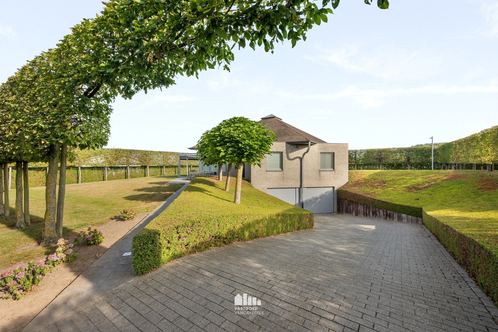 Goed onderhouden villa met grote tuin en twee garages op centrale ligging. - foto 1