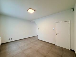 Deze charmante starterswoning met twee slaapkamers, diepe zuidgerichte tuin en aparte garage is terug te vinden vlakbij centrum Roeselare. <br />Dit vlakbij verschillende scholen, supermarkten, horeca, station, etc.<br /><br />Op de benedenverdieping van het eigendom treffen we een inkomhal, ruime woon- en eetkamer met daarnaast een geïnstalleerde keuken. <br />Via de keuken heeft u toegang tot de veranda met toilet, het terras, de wasplaats en de omheinde tuin.  <br /><br />Op de eerste verdieping van deze instapklare woning vinden we twee slaapkamers en een badkamer terug. Wanneer u nog een verdieping hoger gaat, treffen we een geriefelijke zolder aan. <br />Daarnaast is de garage op enkele ogenblikken van het eigendom, het treft een afgesloten garage met automatische poort. <br /><br />Tot slot beschikt de woning over centrale verwarming op aardgas, dubbele beglazing, rolluiken en een diepe omheinde tuin met terras. <br /><br /><strong>Goed om weten: </strong><br />Basishuurprijs: €835,-/maand <br />Beschikbaar vanaf heden<br /><br /><strong>Is dit de instapklare woning waarvan u droomt? <br />Twijfel niet langer en leg vandaag uw bezoek vast!  </strong>