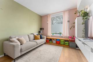 Deze prachtige woning ligt op een uitstekende locatie vlakbij alle invalswegen aan de stadsrand. Vlot bereikbaar en gratis parkeermogelijkheid voor je deur.  <br />Ook voor een schietgebedje te doen moet je enkel de straat oversteken.<br /><br />De woning zelf is kollosaal, vroeger huisden hier niet minder dan 3 appartementen, de huidige eigenares wou de woning terug in haar oude glorie herstellen. De renovaties zijn nu voor 90% klaar maar we zoeken een nieuwe koper die de finishing touch kan geven aan deze woning. <br /><br />In de woonkamer werd er gewerkt met eiken parket. De gezellige zitruimte gaat over op de eetruimte die ruim is en hierna naadloos overgaat op de vernieuwde keuken met praktisch eiland. <br />Een tuin, voor de mensen die geen groene vingers hebben. Klein maar fijn, meer moet dat niet zijn. <br /><br />Op het eerste tussenverdiep is er een handige wasberging en er werd recent een nieuwe hoogrendemenstketel aangesloten. Verder is er hier ook een toilet.<br /><br />Op de eerste verdieping vinden we een ruime dubbele slaapkamer die in een mum van tijd kan omgetoverd worden in 2 slaapkamers met elk een eigen inkomdeur.<br />Verder is er nog plaats genoeg om een aparte bureauruimte te creëeren.<br /><br />Op het tussenverdiep bevindt zich een praktische badkamer met ligbad. <br /><br />Enkele treden hoger bevinden we ons reeds op het tweede verdiep. Deze is voorzien van een leuke kamer met terras en de ruime master bedroom.<br />Ook de ruime zolder is afgewerkt en kan makkelijk omgevord worden naar 2 comfortabele slaapkamers.