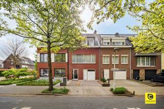 <p><span>Charmante woning met veel potentieel in hartje van Edegem.</span></p><p><span>I</span><span>n deze super toffe wijk op de grens Mortsel-Edegem vindt  u deze charmante woning . De collegewijk bevindt zich in de directe nabijheid van openbaar vervoer, verbindingswegen, winkels, ontspanningsmogelijkheden alsook het centrum van Mortsel en Edegem.  Tevens vindt u op wandelafstand het Fort V.</span><span> Deze charmante woning werd steeds goed onderhouden en behoudt haar authentieke karakter. Dankzij de gunstige ligging geniet u hier van het beste van twee werelden: een vlotte verbinding naar de stad én de nabijheid van rust en natuur.</span></p><p><span>Bent  u op zoek naar woning die u zelf helemaal naar uw hand wil zetten ? Een woning waar u reeds in kan wonen en gaandeweg renoveren en de charme behouden ? Dan is dit uw kans!</span></p><h3><span><br /></span><span>Indeling</span><span><br /><br /></span><span>Gelijkvloers</span><span><br /></span><span>Ruime inkomhal met gastentoilet en toegang tot de ruime garage die plaats biedt voor een wagen en wasplaats met nog voldoende ruimte over voor eventueel een bureau of hobbyruimte. Vanuit de inkomhal leidt de mooie marmeren trap met smeedijzeren leuning u naar de eerste verdieping.</span></h3><p><span>Eerste verdieping</span><span><br /></span><span>Ruime en lichte woonkamer met authentieke houten vloer die meteen in het oog springt. Dankzij de grote raampartijen geniet deze leefruimte van veel natuurlijk licht en een aangename sfeer. De woonkamer staat in verbinding met de keuken. Er is ook een kachel aanwezig dewelke gezelligheid en rust biedt. De keuken is praktisch ingericht en voorzien van oven, vaatwasser ,dampkap en koelkast  allemaal mooi geïntegreerd in een mooie keukenwand. Aan opbergmogelijkheid geen gebrek. Vanuit de keuken heeft u toegang tot een groot terras waar het vanaf de eerste zonnestralen genieten is. Momenteel bevindt de badkamer met toilet, lavabo en douche zich op de 1ste verdieping.</span></p><p><span>Tweede verdieping</span><span><br /></span><span>Boven zijn er 3 slaapkamers waarvan waarvan twee ruime slaapkamers met ingebouwde kasten.<br />De derde kan perfect dienst doen als bureau maar ook als kinderkamer.  </span></p><p><span>Zolder</span><span><br /></span><span>Ruime zolderverdieping ideaal als extra opbergruimte maar ook mogelijks in te richten als hobbyruimte.</span></p><p><span>Garage</span><span><br /></span><span>Zeer ruime garage met plaats voor een wagen alsook voldoende ruimte voor de wasplaats. Deze ruimte is tevens groot genoeg voor eventueel een extra kamer of bureau. Van hieruit is er ook toegang naar de tuin. Parkeren kan u op de oprit voor de woning.</span></p><p><span>Tuin</span></p><p><span>De tuin is de perfecte plaats om te genieten of te spelen en wordt nog netjes onderhouden. Achteraan is er een tuinhok voorzien waar u nog zaken kan opbergen.  </span></p><p><span><br /><br /></span><span>Extra troeven</span></p><ul><li><span>Rustige en groene ligging nabij het centrum van Edegem en Mortsel </span></li><li><span>Ruim terras met trap naar beneden </span></li><li><span>Lichtrijke leefruimte met groen uitzicht </span></li><li><span>Praktisch ingerichte keuken </span></li><li><span>Aparte wasruimte en extra toilet </span></li><li><span>Aparte berging </span></li><li><span>Voldoende parkeermogelijkheden en plaats voor fietsen</span></li><li><span>Uitstekende bereikbaarheid met zowel de auto als het openbaar vervoer </span></li></ul><p><span>Interesse?</span><span><br />Neem vandaag nog contact op voor een bezoek en ontdek zelf het potentieel van deze woning!</span><span><br /><br /><br /><br /></span></p>