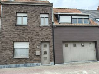 •Ruime, centraal gelegen woning met bewoonbare oppervlakte van ca. 335 m²•Zuidgericht perceel van 651 m²•Vlotte verbinding naar Roeselare, Kortrijk,...