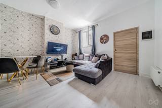 Info & bezoeken: anastasia.s@weinvest.be | 02 315 77 22<br /><br />We Invest stelt u met plezier dit appartement met één slaapkamer voor, gelegen vlak bij het historische centrum van Brussel.<br /><br />Het appartement geniet van een uitstekende ligging, op wandelafstand van de Koolmijnenkaai en de Dansaertwijk, met een vlotte bereikbaarheid dankzij tram, metro en treinstation. Het is gelegen in een rustige straat, in een kleinschalig gebouw van drie verdiepingen, zonder lift en zonder gemeenschappelijke lasten.<br /><br />Met een bewoonbare oppervlakte van ongeveer 71 m² bestaat het appartement uit een woonkamer, een keuken, één slaapkamer, een dressing (die ook kan dienen als kinderkamer of bureau), een badkamer en een apart toilet.<br /><br />Het appartement is momenteel verhuurd. De koper kan genieten van de huurinkomsten of, overeenkomstig de geldende regelgeving, de huurovereenkomst opzeggen voor eigen bewoning.<br /><br />EPC: E – CO₂-uitstoot: 49 kg/m²/jaar – Primair energieverbruik: 248 kWh/m²/jaar.<br />Conforme elektrische installatie. <br /><br />Dankzij de centrale ligging, vlak bij winkels, openbaar vervoer, scholen en de belangrijkste invalswegen, vormt dit appartement een uitstekende opportuniteit voor zowel investeerders als kopers die op zoek zijn naar een centrale woonlocatie. Houd er rekening mee dat een lichte opfrissing en een herinrichting van de ruimtes wenselijk kunnen zijn.<br /><br />Een kelder is eveneens beschikbaar (+ € 2.000).