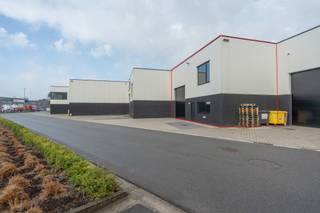 KMO-unit van ongeveer 250m² met kantoorruimte en autostaanplaats aan het gebouw.Gelegen in het nieuwe bedrijvenpark Beerseheide te...