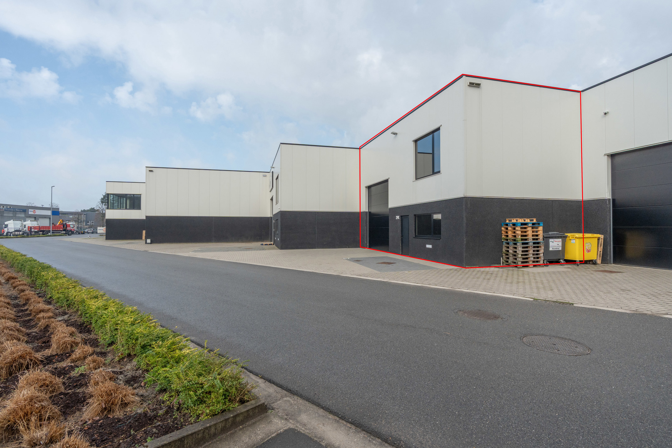 KMO-unit van 250m² met kantoorruimte en autostaanplaats - foto 2