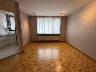 Gelijkvloers appartement met één slaapkamer en garagebox gelegen in het centrum van Herentals. <br /><br />Indeling en omschrijving:<br />U betreedt het appartement via de inkomhal. Vooraan bevindt zich de leefruimte met aansluitend de keuken, voorzien van boven- en onderkasten, dubbele spoelbak, kookplaat en dampkap. Verderdoor de berging met aansluitingen voor wasmachine en droogkast. Het appartement beschikt over een slaapkamer, dressing/bureauruimte, apart toilet en de badkamer met ligbad en dubbele lavabo met meubel. Achteraan kan u genieten van het terras met tuin, dewelke langs achter bereikbaar zijn. Ten slotte beschikt het appartement nog over een praktische garagebox. <br /><br />Extra info: <span>gemeenschappelijke kosten € 25,00 / maand I EPC 172 kWh/(m² jaar) label B I watertoets: P score: D I G score: D.</span>