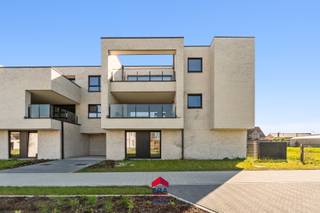 Residentie De Admiraliteit: Wonen in midden <strong><em>in het centrum, groen en rustig gelegen</em></strong> in een binnengebied aan een <strong><em>verkeersvrij</em></strong> park.
<p>In het kerngebied van Lommel, tussen de Hees, Hezerpad, Nachtegaalstraat en Vreyshorring realiseert Aristas een prachtig woonproject &amp;quot;Residentie De Admiraliteit&amp;quot;.</p>

<p>Dit eigentijds woningbouwproject bestaat uit <strong><em>24 appartementen</em></strong>, steeds met ruime terrassen of tuinen en voorzien van ondergrondse parkeerplaatsen en bergingen.</p>

<ul><li>Prachtige locatie: rustig, in het groen én in het centrum</li><li>Eigentijdse architectuur</li><li>Zonnepanelen &amp;amp; warmtepomp</li><li>BEN-woningen &amp;amp; appartementen</li><li>E-peil kleiner of gelijk aan 30</li></ul>

<p>De residentie is voorzien van:</p>

<p>·       Gemeenschappelijke ontspanningsruimte van 60m²</p>

<p>·       Ondergrondse parkings</p>

<p>·       Ondergrondse fietsenstalling</p>

<p>Aankoop onder BTW-stelsel &amp;amp; Wet Breyne: 12% op de grondwaarde &amp;amp; 21% op het constructie-aandeel.</p>

<ul><li>3 slaapkamer appartement vanaf €348.000,-</li><li>4 slaapkamer appartement vanaf €444.000,-</li></ul>

<p>Graag meer informatie over dit prachtig project?</p>

<p>Maak een afspraak via 011 550 440 of info@eratournier.be</p>
