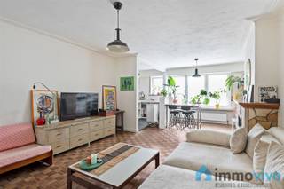 AlgemeenOp een bijzonder centrale locatie vindt u dit ruime gelijkvloerse appartement met twee comfortabele slaapkamers. Parken, winkels, scholen en...