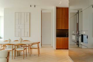 <p><span>Hoog boven Antwerpen, in de Antwerp Tower aan de Frankrijklei, bevindt zich dit exclusieve appartement van ca. 191 m². De royale volumes, verfijnde afwerking en indrukwekkende vergezichten zorgen voor een bijzonder woongevoel in het hart van de stad.</span></p>
<p><span>De woning beschikt over een ruime leefruimte met open keuken, twee slaapkamers en een elegant afgewerkte badkamer. Kamerhoge raampartijen trekken het stadszicht naar binnen en zorgen voor een overvloed aan natuurlijk licht. De parketvloer in visgraatmotief, warme houtaccenten en stijlvolle inbouwkasten geven het interieur een karaktervolle en tijdloze uitstraling.</span></p>
<p><span>Het overdekte terras sluit aan op de leefruimte en biedt een aangename plek om te genieten van het panoramische uitzicht. Een uitzonderlijk appartement voor wie ruimte, comfort en een centrale ligging wil combineren.</span></p>
<p><span>Binnen de Antwerp Tower zijn ook nog enkele casco appartementen te koop, waarbij de volledige keuze van afwerking nog mogelijk is. Zo kunt u uw toekomstige woning volledig naar eigen smaak en wensen vormgeven.</span></p>