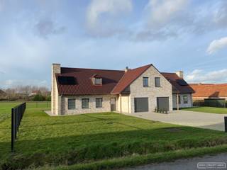 Energiezuinige woning te huur in Kaster (vlakbij Anzegem), landelijk gelegen!
<h4>Indeling</h4>
<ul>
<li>inkom</li>
<li>toilet</li>
<li>ruime living</li>
<li>volledig ingerichte keuken</li>
<li>berging</li>
<li>3 slaapkamers</li>
<li>badkamer met apart toilet</li>
<li>garage</li>
<li>tuin en terras</li>
</ul>
<h4>troeven</h4>
<ul>
<li>landelijke ligging</li>
<li>zonnepanelen</li>
<li>instapklaar, overal lichtarmaturen en gordijnen</li>
</ul>
<h4>praktisch</h4>
<ul>
<li>huurprijs: € 1175</li>
<li>beschikbaar begin november</li>
<li>Interesse in een bezoek? Schrijf je in via onze website op het bezoekmoment donderdag 10/9 van 16 tot 17u</li>
</ul>