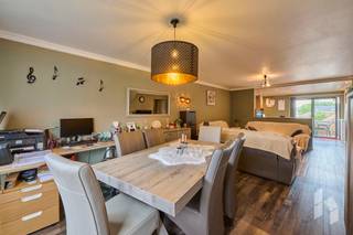 Ruim duplex appartement (123 m²) met 3 slaapkamers, een terras en ondergrondse autostaanplaats en berging in het centrum van Lommel.INDELING:Eerste...