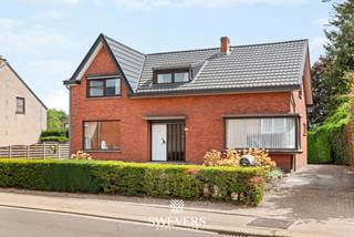 Voor meer info en foto’s, surf naar www.swevers.be – Aan de Schootstraat 128 in Heusden-Zolder vind je deze ruime open bebouwing op een zuidelijk georiënteerd perceel van 10a 85ca. De woning uit 1964 biedt 199 m² bewoonbare oppervlakte en vormt dankzij haar ruime indeling en renovatiemogelijkheden een interessante basis voor wie een gezinswoning volledig naar eigen smaak wil creëren. Op het gelijkvloers bevinden zich een centrale inkomhal, een living van 32 m², eetplaats, keuken van 16 m², badkamer, apart toilet en een extra woonkamer. Deze tweede leefruimte kan flexibel worden ingericht als bureau, hobbyruimte, slaapkamer of bijkomende zithoek. De woning telt vier slaapkamers van 34 m², 19 m², 18 m² en 11 m². Daarnaast is de woning grotendeels onderkelderd met onder meer een inpandige garage. Ook rolluiken zijn aanwezig. Het royale perceel met zuidelijke oriëntatie biedt volop mogelijkheden voor een aangename tuin en terras. De ligging combineert rust en groen met een goede bereikbaarheid. De Vallei van de Mangelbeek ligt op slechts 200 meter, openbaar vervoer op 50 meter en scholen en winkels op circa 550 meter. Ook de E313 en E314, Hasselt en Beringen zijn vlot bereikbaar. Een woning met veel ruimte, licht en potentieel voor wie grondig wil renoveren en een thuis op maat wil realiseren. Voor meer informatie, bel 011 255 155. Bron bewoonbare oppervlakte: EPC – verslag. Dit pand is onderworpen aan de renovatieverplichting van de Vlaamse overheid voor residentiële gebouwen (behoudens bij sloop binnen 5 jaar na de aankoop). Consulteer voor meer informatie de website van het Vlaams Energie- en Klimaatagentschap via https://www.vlaanderen.be/een-huis-of-appartement-kopen/renovatieverplichting-voor-residentiele-gebouwen.